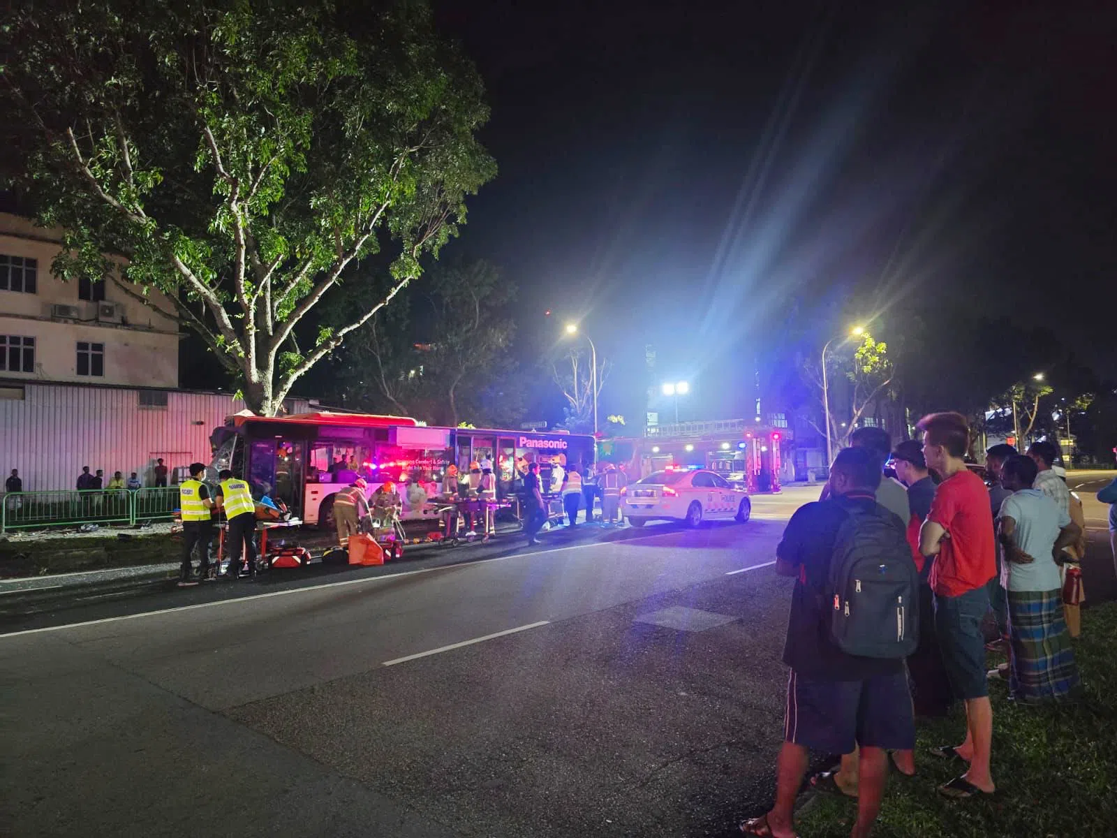 不少工人闻讯后走出来驻足围观，民防和医护人员赶到现场救援。（受访者提供）