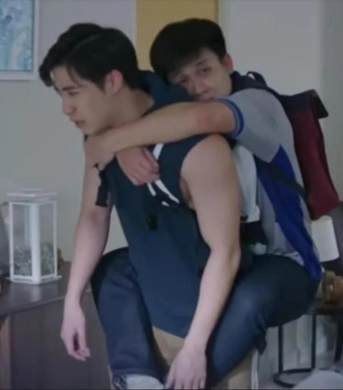 宗子杰（左）被许瑞奇（右）像只树熊紧紧缠着，他笑说瑞奇好重。（取自网络）