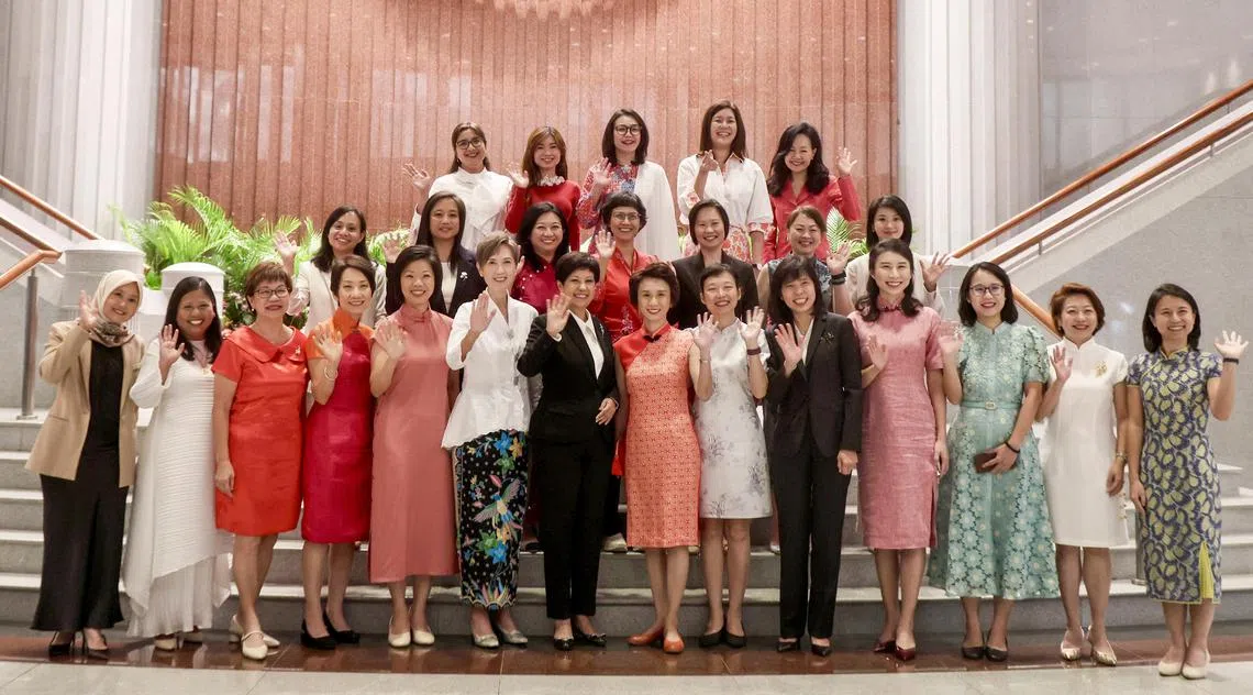 人民行动党女议员9月5日在第十五届国会开幕期间合照，她们依序为（一排左起），拉哈尤、佳馥梅、潘丽萍、傅海燕、沈颖、杨莉明、英兰妮、刘燕玲、刘洁敏、陈舜娘、吕思憓、朱佩玲、吴诗琪、吴函燕、（二排左起）陈诗韵、李乃怡、杨涴凌、祖安清心、颜晓芳、彭丽燕、孙雪玲、（三排左起）娜蒂雅、陈佩玲、何礼娜、李蕙莹，以及王心妍。（邝启聪摄）
