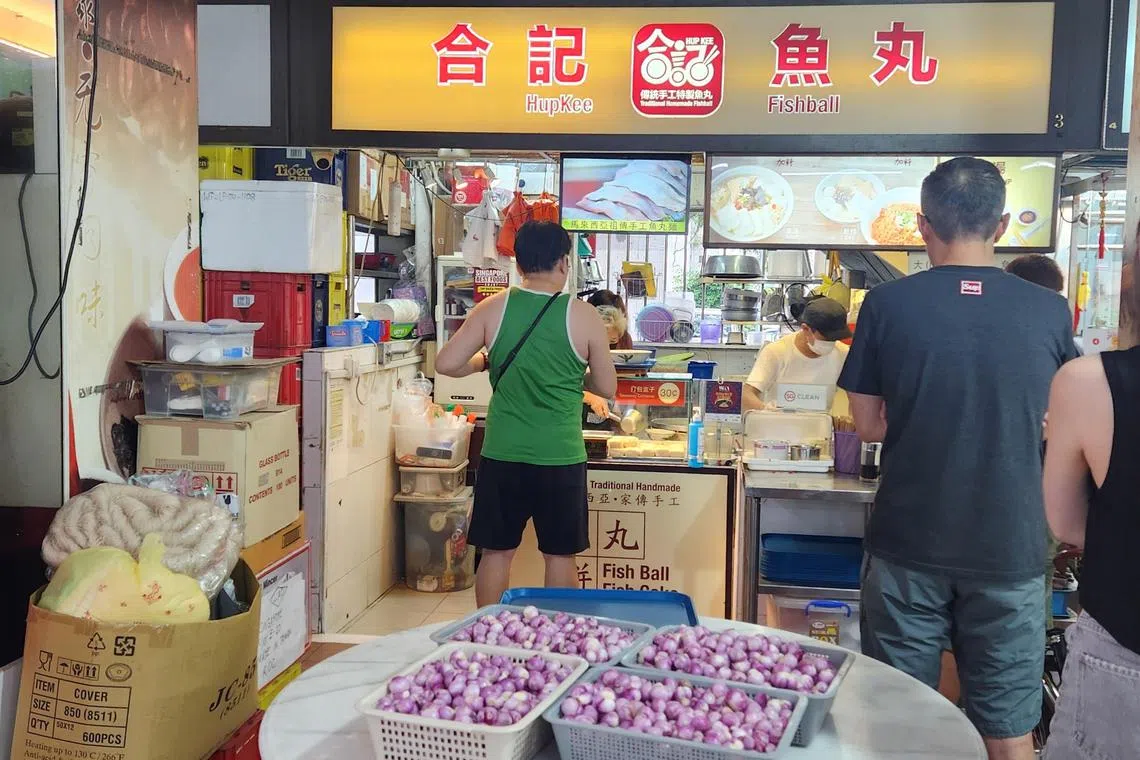 合记鱼丸一大早就大排长龙。（陈爱薇摄）