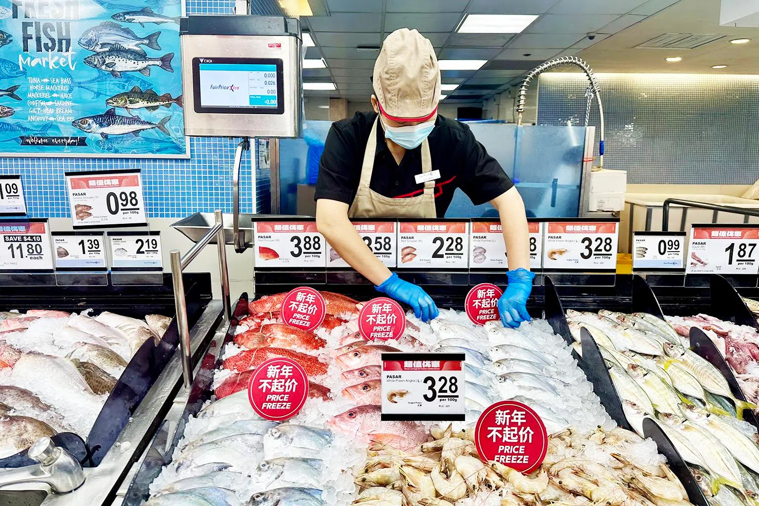 平价集团在来临农历新年期间延长营业时间，也对热销食材实行“新年不起价”。（平价集团提供）