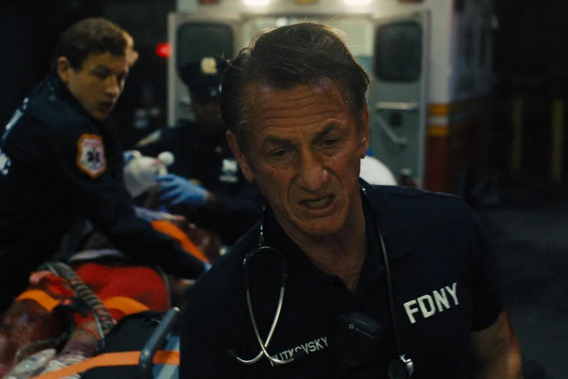 泰伊谢里丹（左）与西恩潘（右）在《亡命救护》中扮演救护人员。（邵氏机构提供）