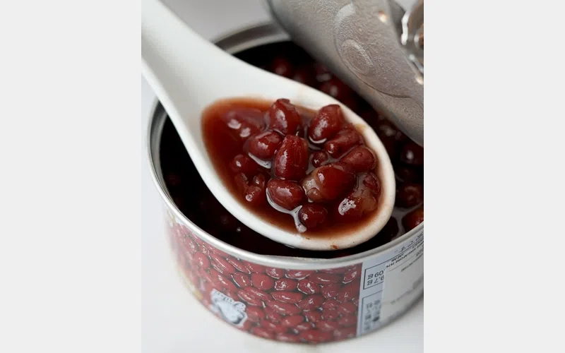 这款罐头红豆添加糖分，要吃得较健康，建议先把水倒掉，再稍微冲洗一遍才食用。（龙国雄摄）