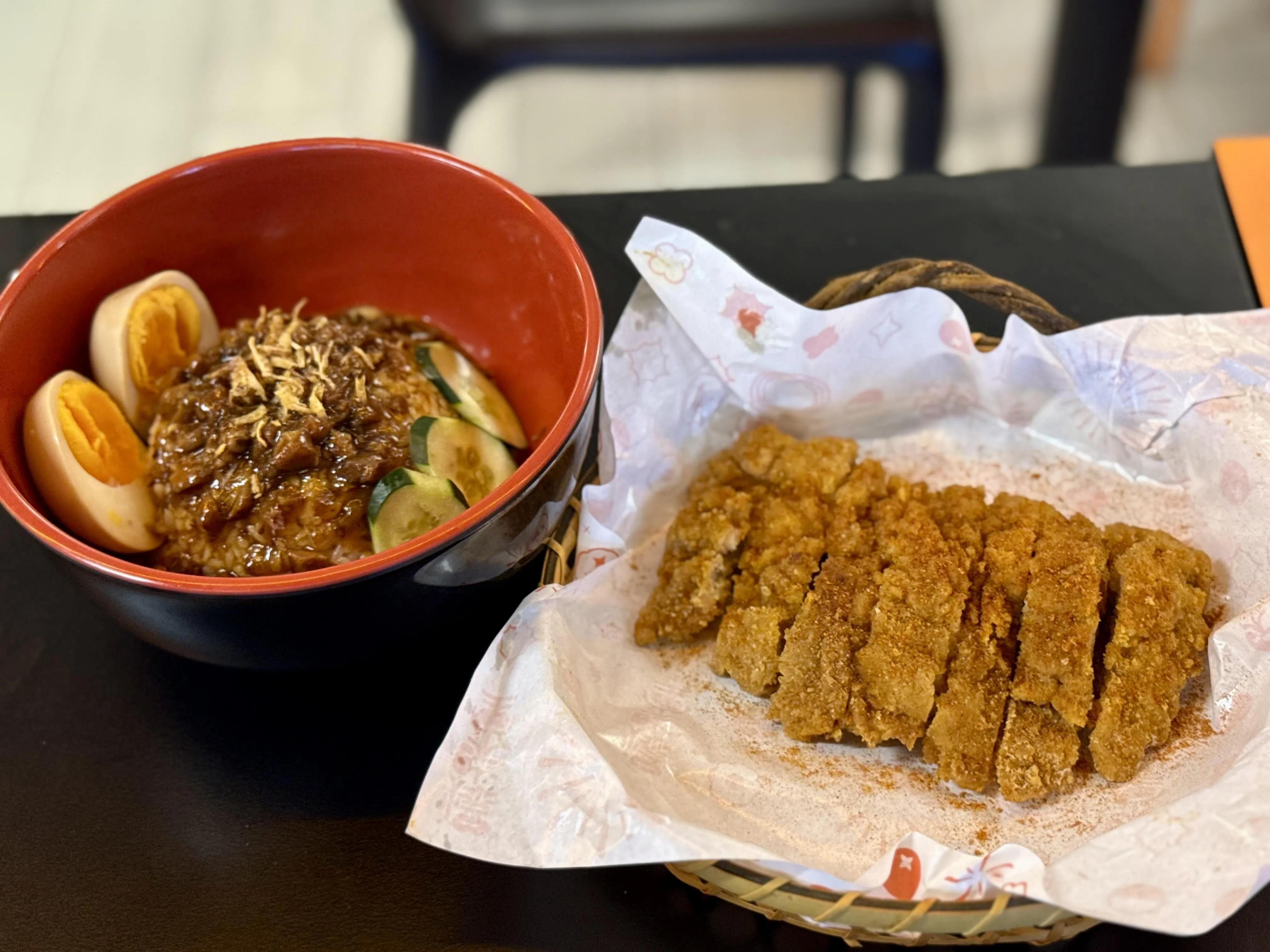 爆味堂的原味鸡排卤肉饭，浓郁的卤肉酱汁渗入白饭，搭配酥脆的鸡排，香气四溢。（叶晓虹摄）