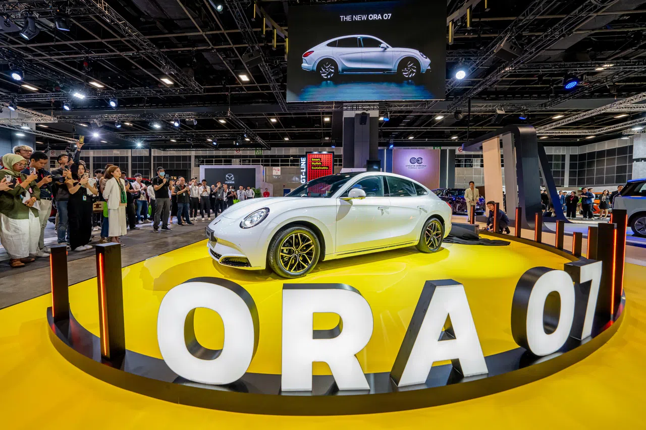 欧拉07拥有椭圆形头灯组，是一款时尚复古的四门纯电轿跑。（车商提供）