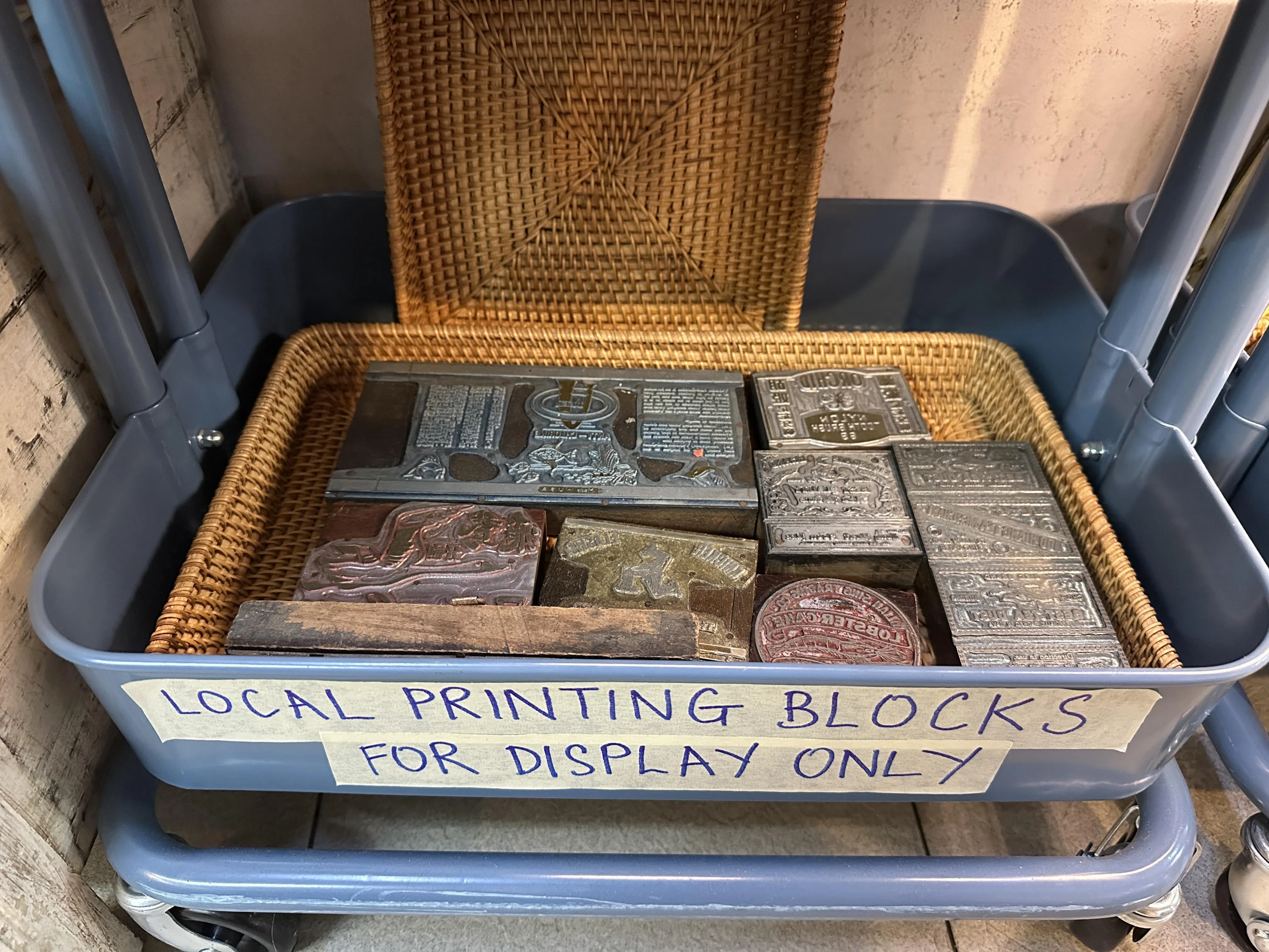 除了书本，店里也陈列珍藏品如印刷雕版。（孙靖斐摄）