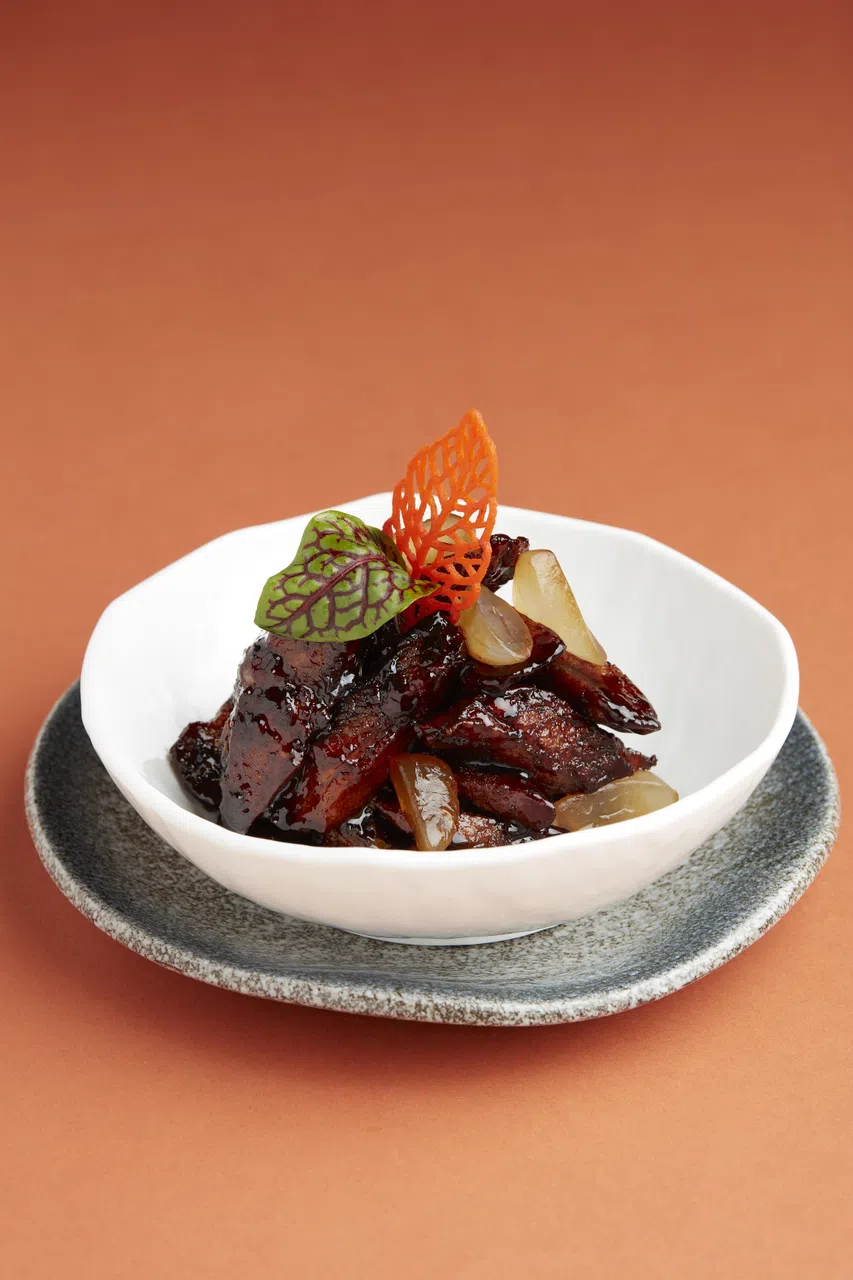 槟城豆蔻江南文火牛肉是一道将槟城豆蔻与江南烹饪技艺完美融合的创意主菜。（酒店提供）