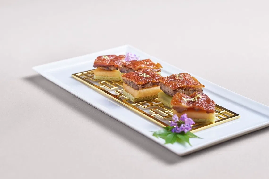 吃肉类如琵琶鸭，建议配武夷岩茶，如肉桂或水仙，让醇厚的茶香烘托肉质的美味。（餐馆提供）