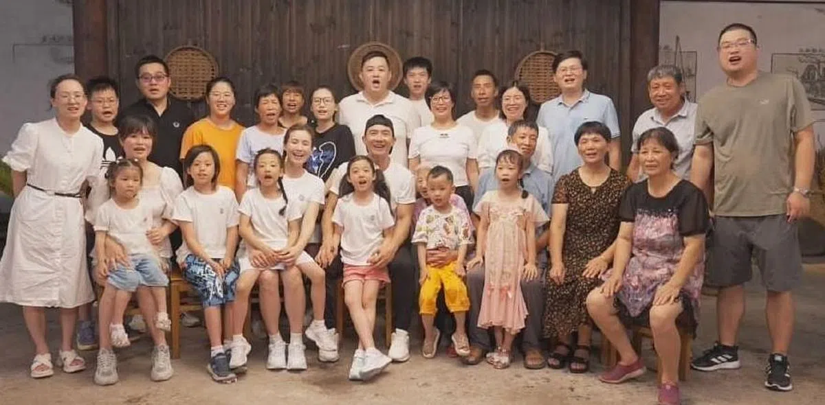 刘畊宏和全家族一起拍大合照。（取自微博）