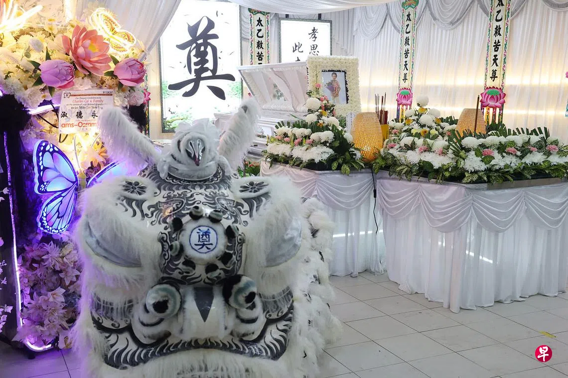 94岁五代大母逝世孝狮跪拜送别| 联合早报