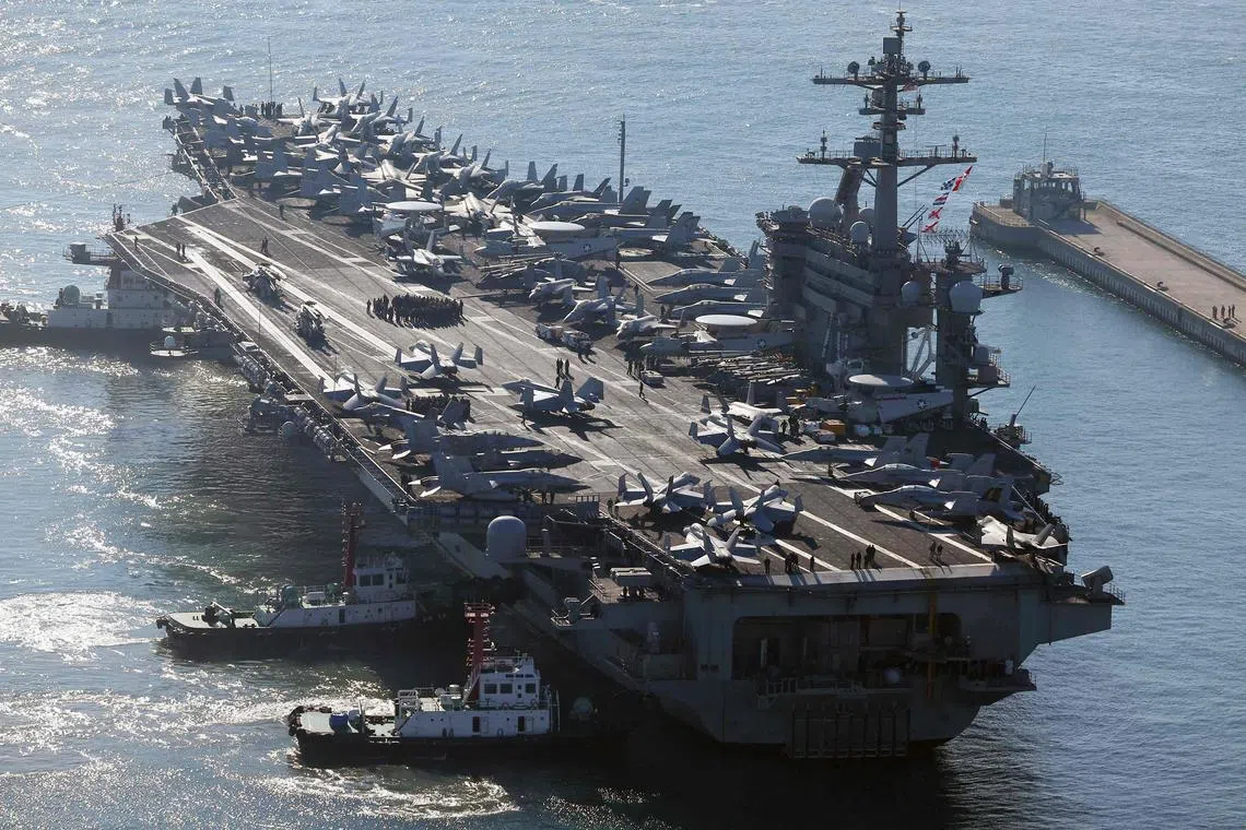 韩国海军表示，美国核动力航空母舰卡尔文森号星期二（11月21日）抵达釜山军港，以吓阻朝鲜进行核子和导弹计划。（法新社）