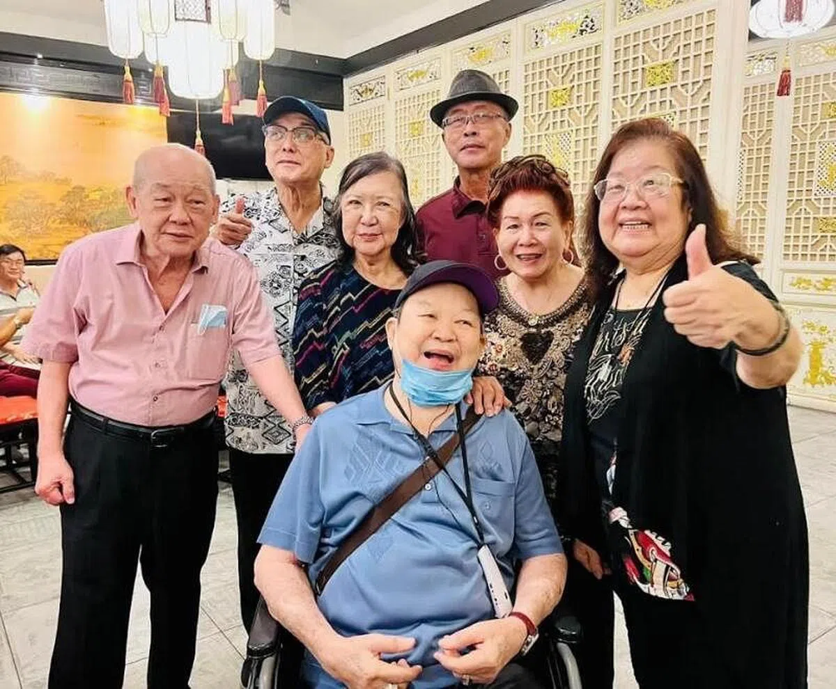 （后排左起）周全喜、叶世品、（前排左起）杨竣贺、陈濛、张锦华、管雪梅与坐着的唐琥。(受访者提供）