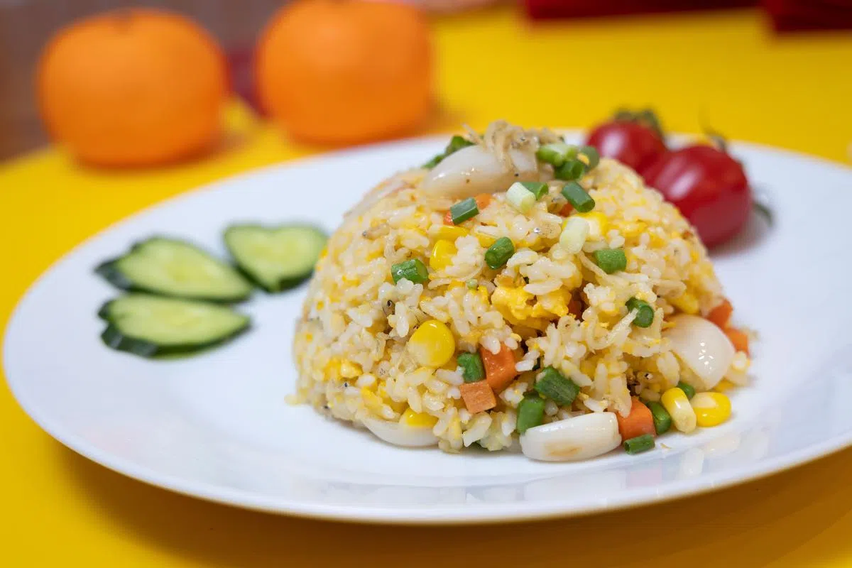 百合银鱼黄金蛋炒饭。（视频截图）