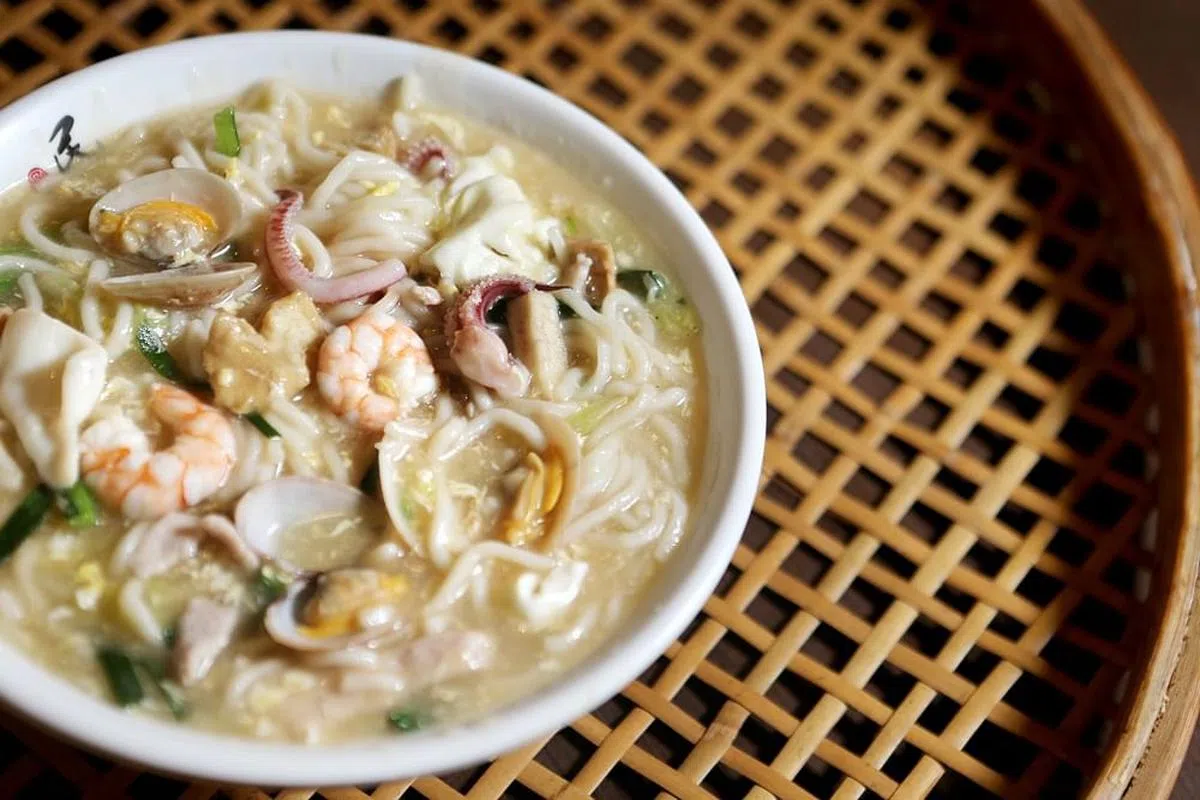 民众菜馆传承了89年的兴化卤面，食材配料丰富。（档案照片）