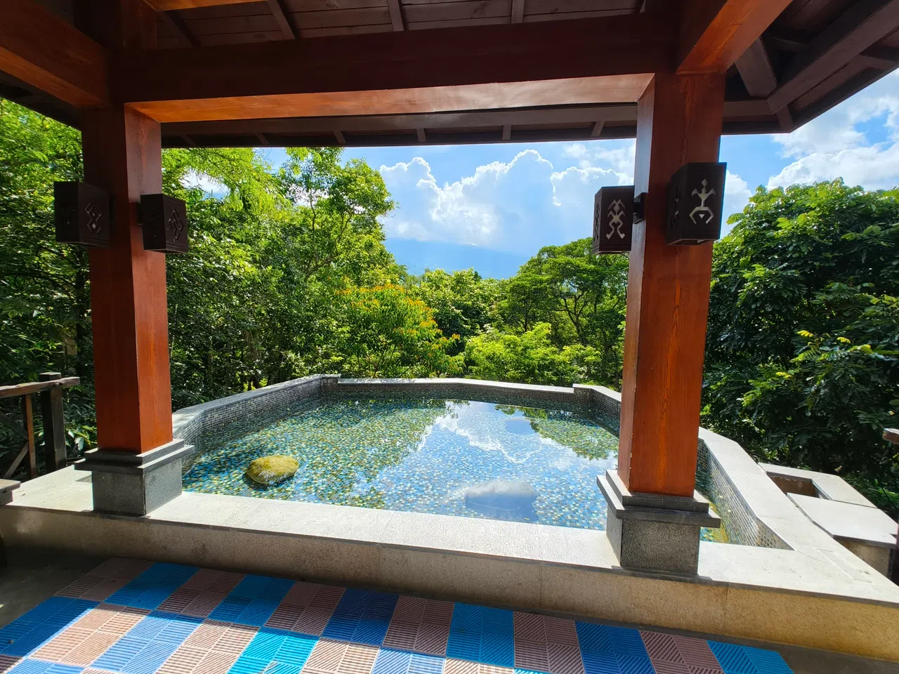 在保亭七仙岭度假村泡温泉，拨云见日。（李雅歌摄）