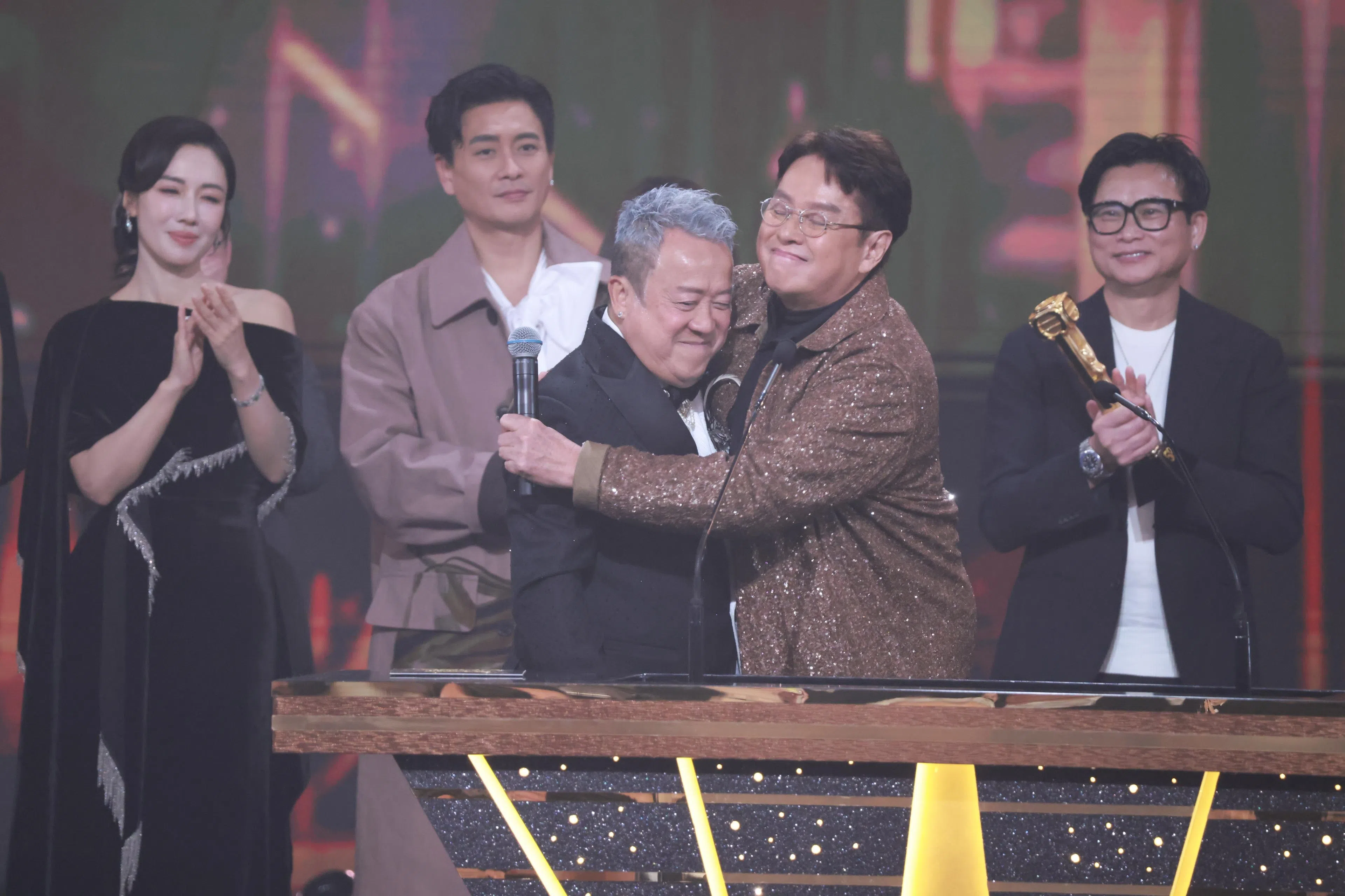 “校长”谭咏麟（右二）为好友曾志伟颁发“万千星辉荣誉传奇大奖”。（TVBI提供）