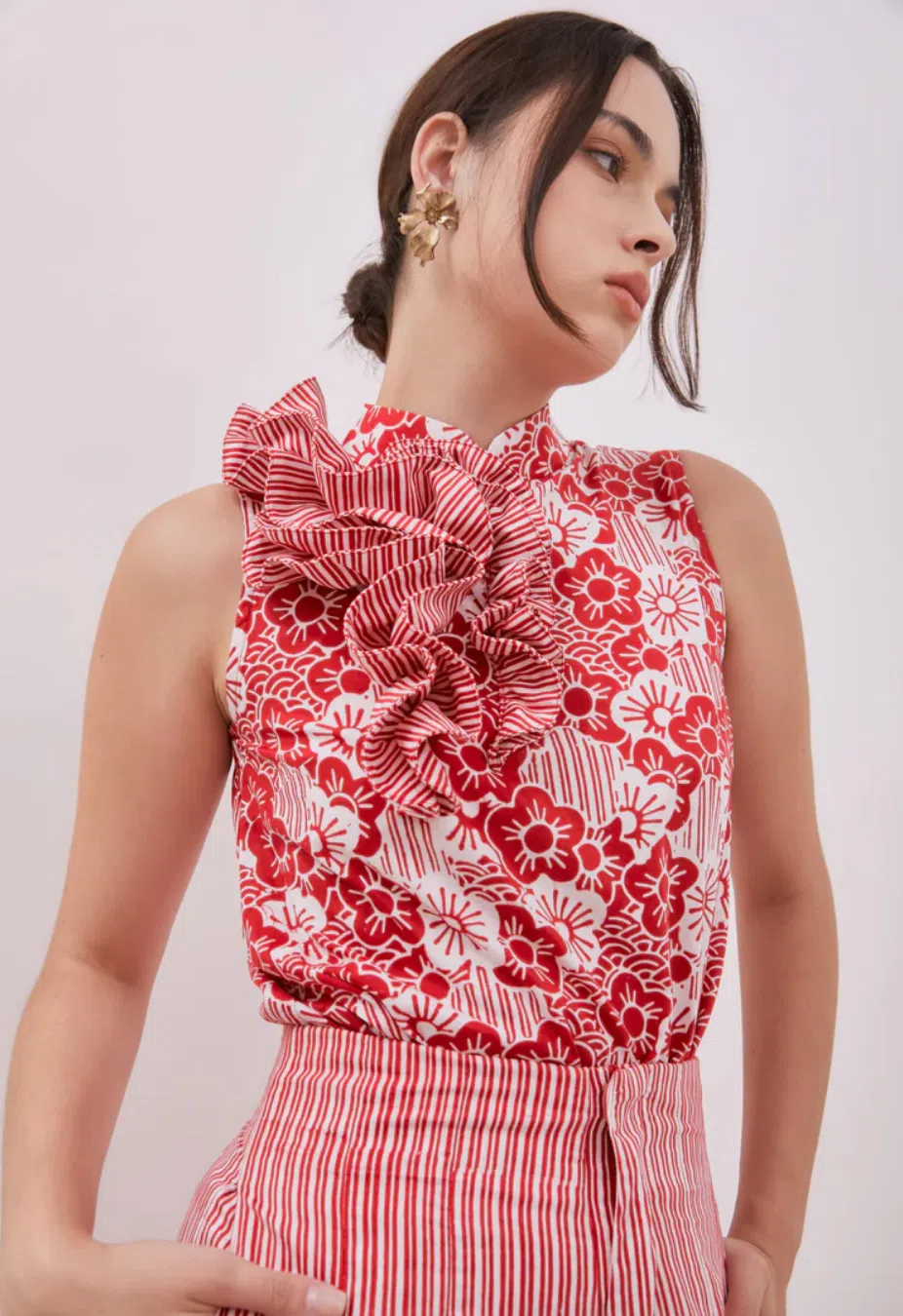 “万吉糕”系列里的花边领无袖旗袍上衣。（Ans.ein提供）