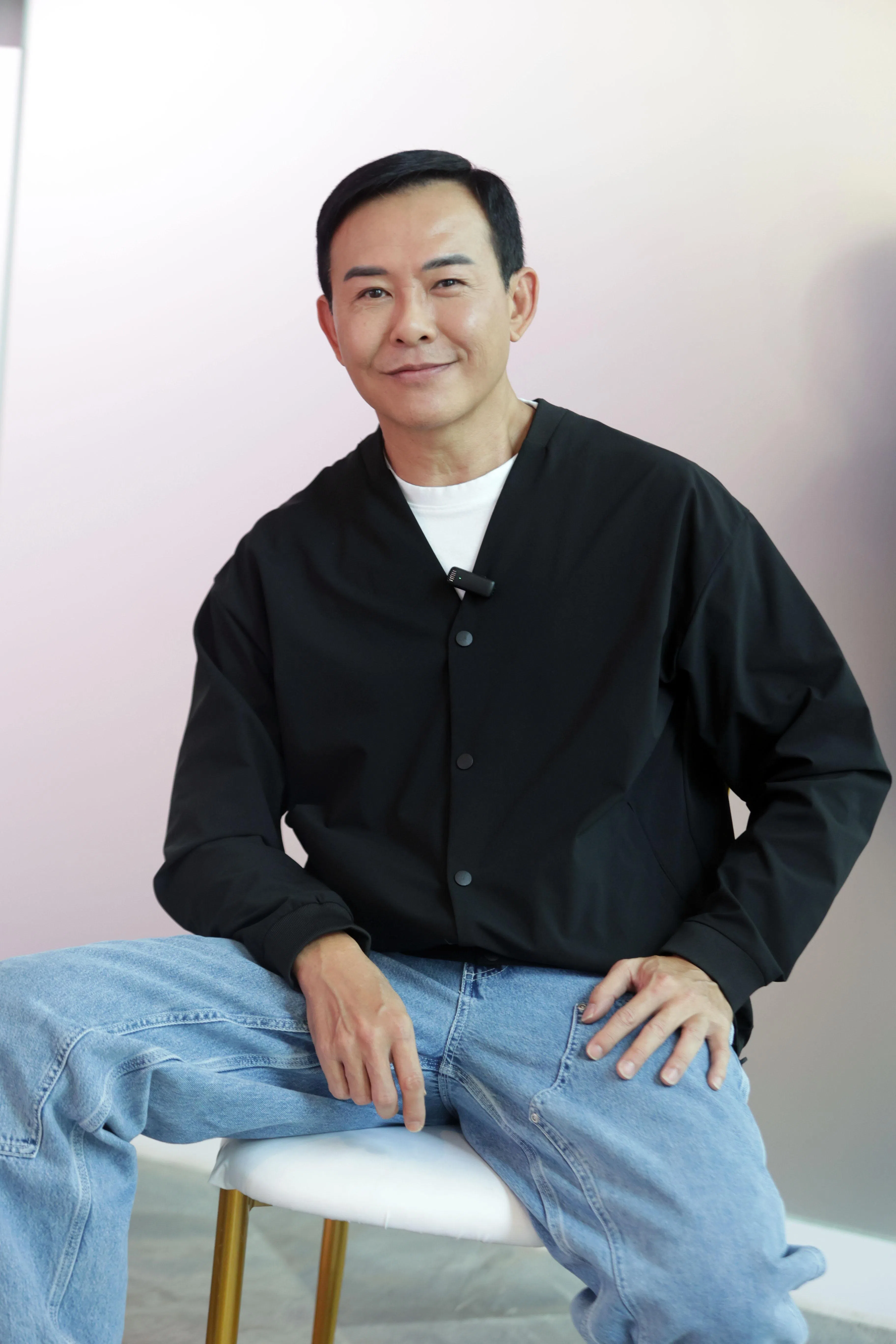 王禄江对在虚拟制作的摄影棚内拍摄印象深刻。（新明日报）