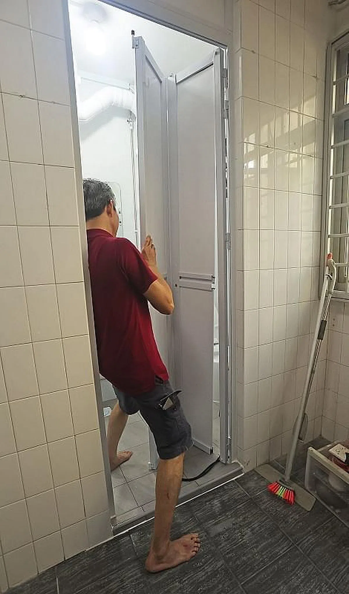 黄先生9月3日凌晨被困在厕所两小时。 （蔡振鸿摄）