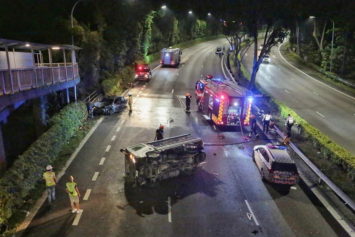 一辆罗厘被撞翻，左前方是被烧成废铁的马自达汽车。（档案照片）