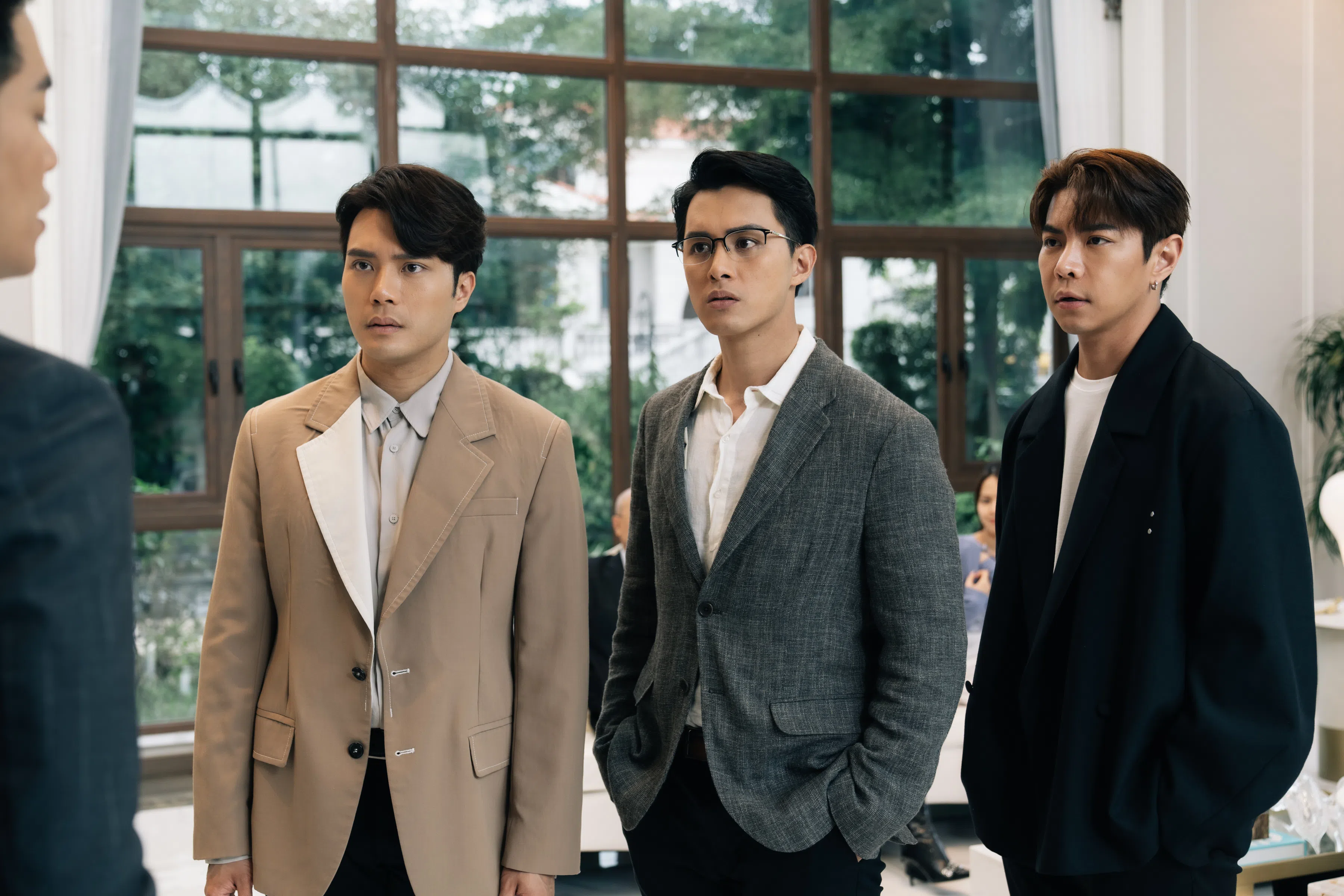 郭晋安在《金式森林》中有三个儿子，分别由陈浚霆（左起）、何广沛和罗天宇饰演。（互联网）