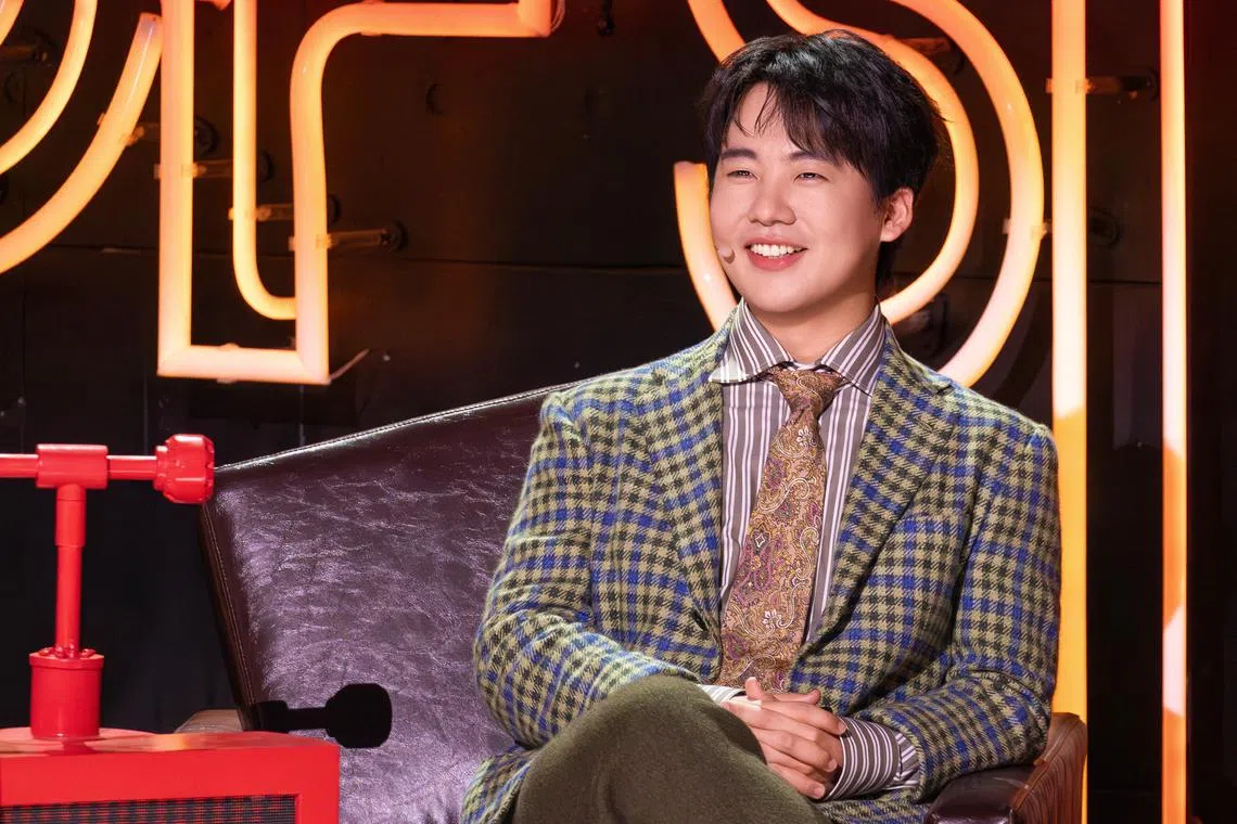 郭麒麟认为幽默本身就是需要冒犯，脱口秀演员必须反复在底线上来回选题。（爱奇艺国际站提供）