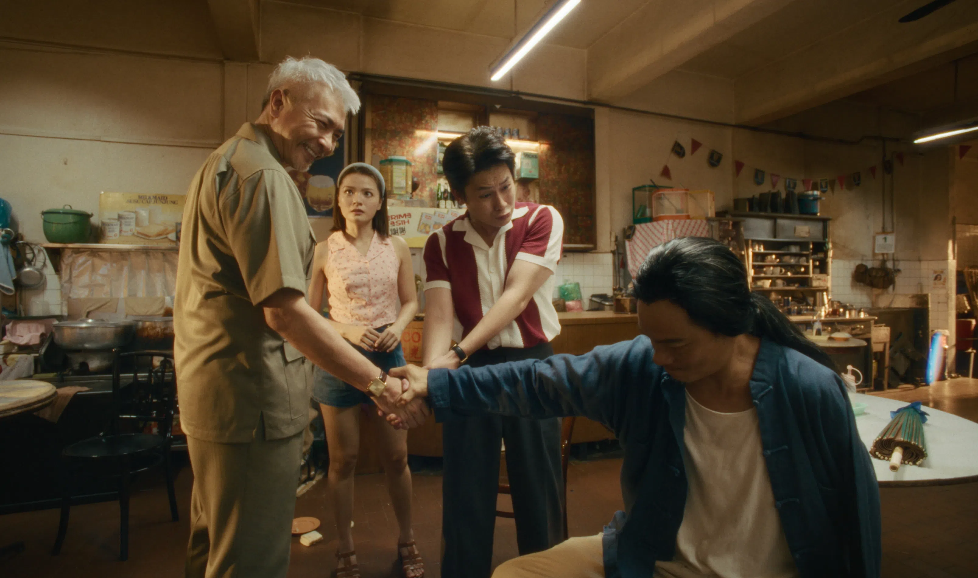 郑斌辉（左起）、“娜娜”陈雯诗、许瑞奇和孔祥德在《协胜隆门》里搞笑演出。（Clover Films提供）