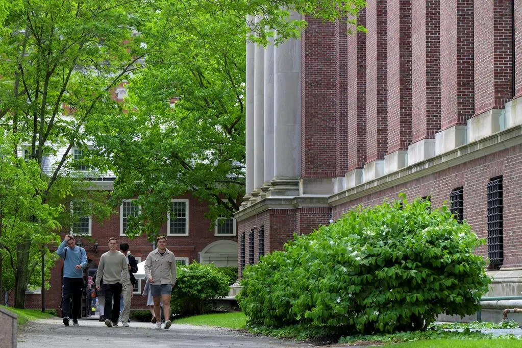 哈佛大学教职员工投票通过决议，要求教师最多给20%的学生打出A的成绩。此举是为了维护学术标准，遏止备受诟病的“成绩膨胀”问题。
