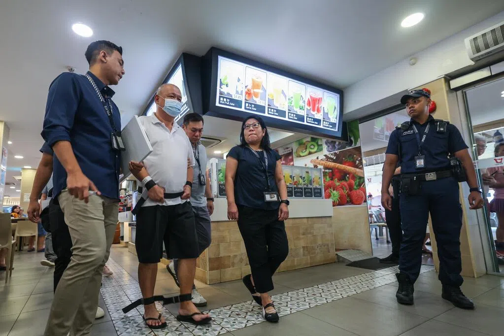 涉兀兰食阁重伤73岁男子 57岁男被告押回现场重组案情