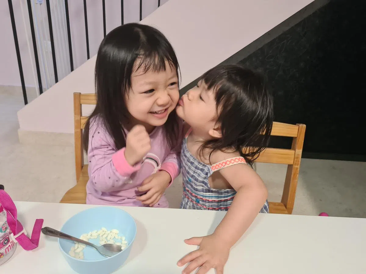 姐姐陈悯恩和妹妹陈嘉恩。（受访者提供）