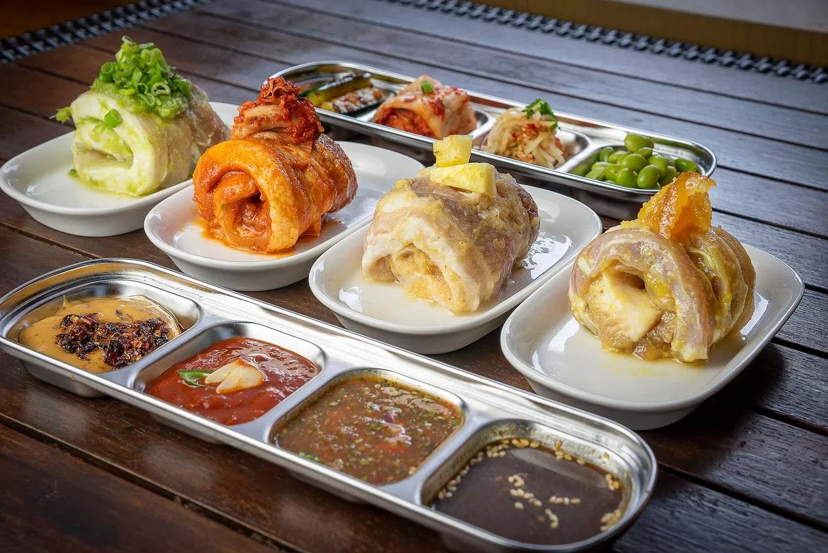 户外餐馆The Orchard Alfresco Bar & Grill推出中、日、韩、泰四国风味的烤肉、蘸酱和小菜。