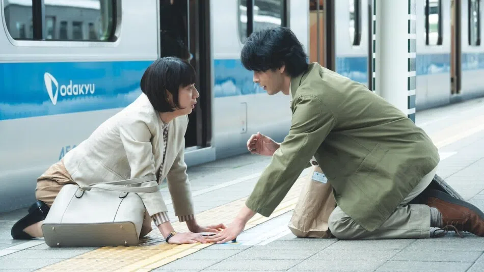 中村伦也在地铁站偶遇恐慌症发作的夏帆，施予援手。（互联网）