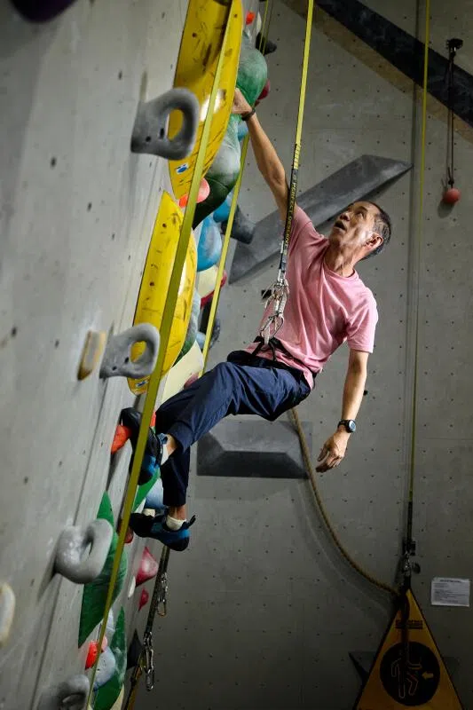 攀岩墙上清楚标明不同难度的路线，吴宁志目前的目标是挑战7A级别路线。（吴先邦摄）