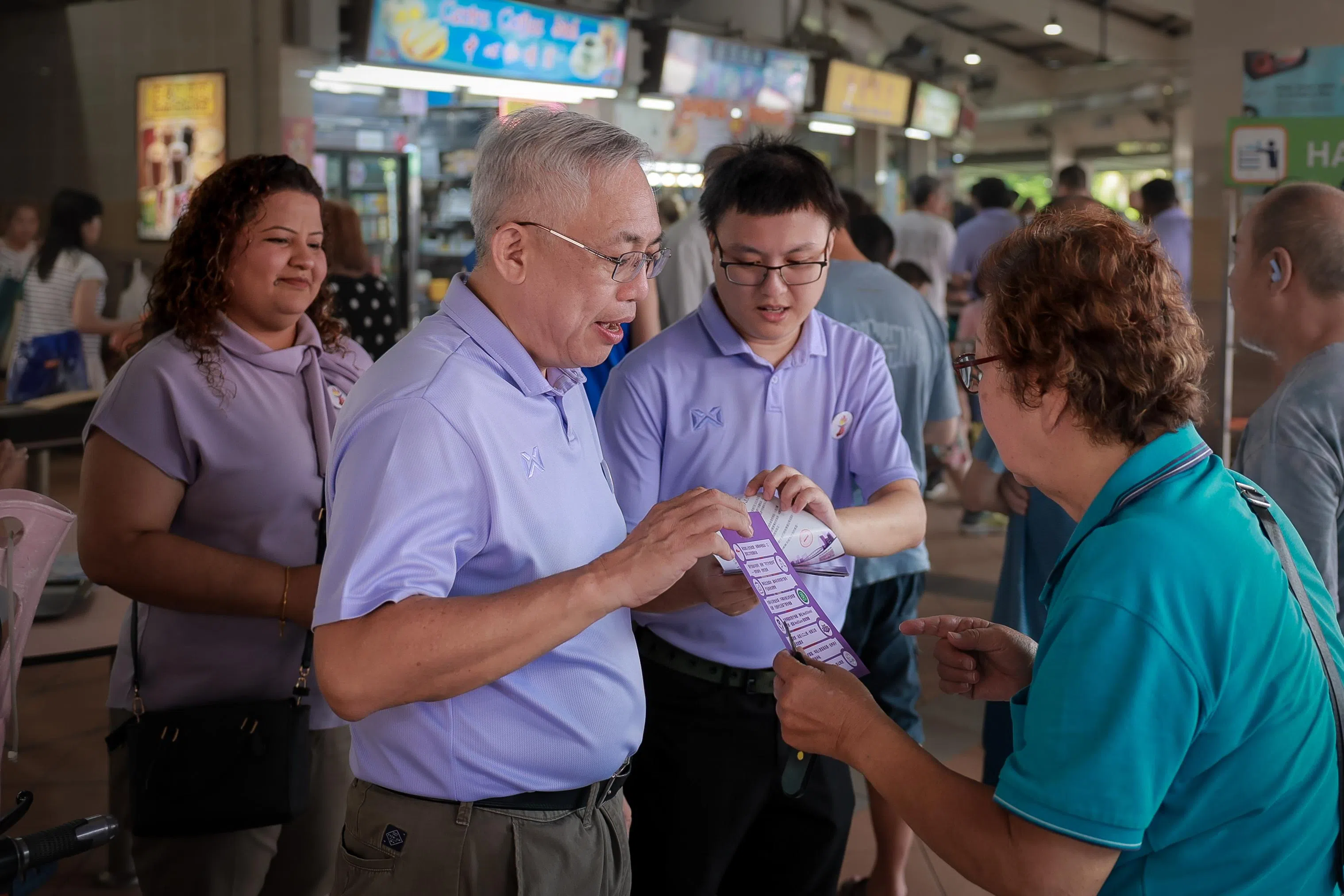 人民力量党今年2月以出现“不可调和的战略分歧”为由，宣布退出原与人民之声、革新党和民主进步党组成的“人民联盟”。人民力量党秘书长吴明盛（前左）与团队在淡滨尼圆巴刹与熟食中心与居民交流。（档案照片）