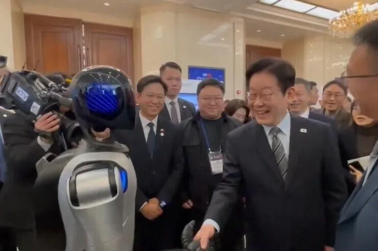 【视频】韩国总统李在明与中国机器人握手