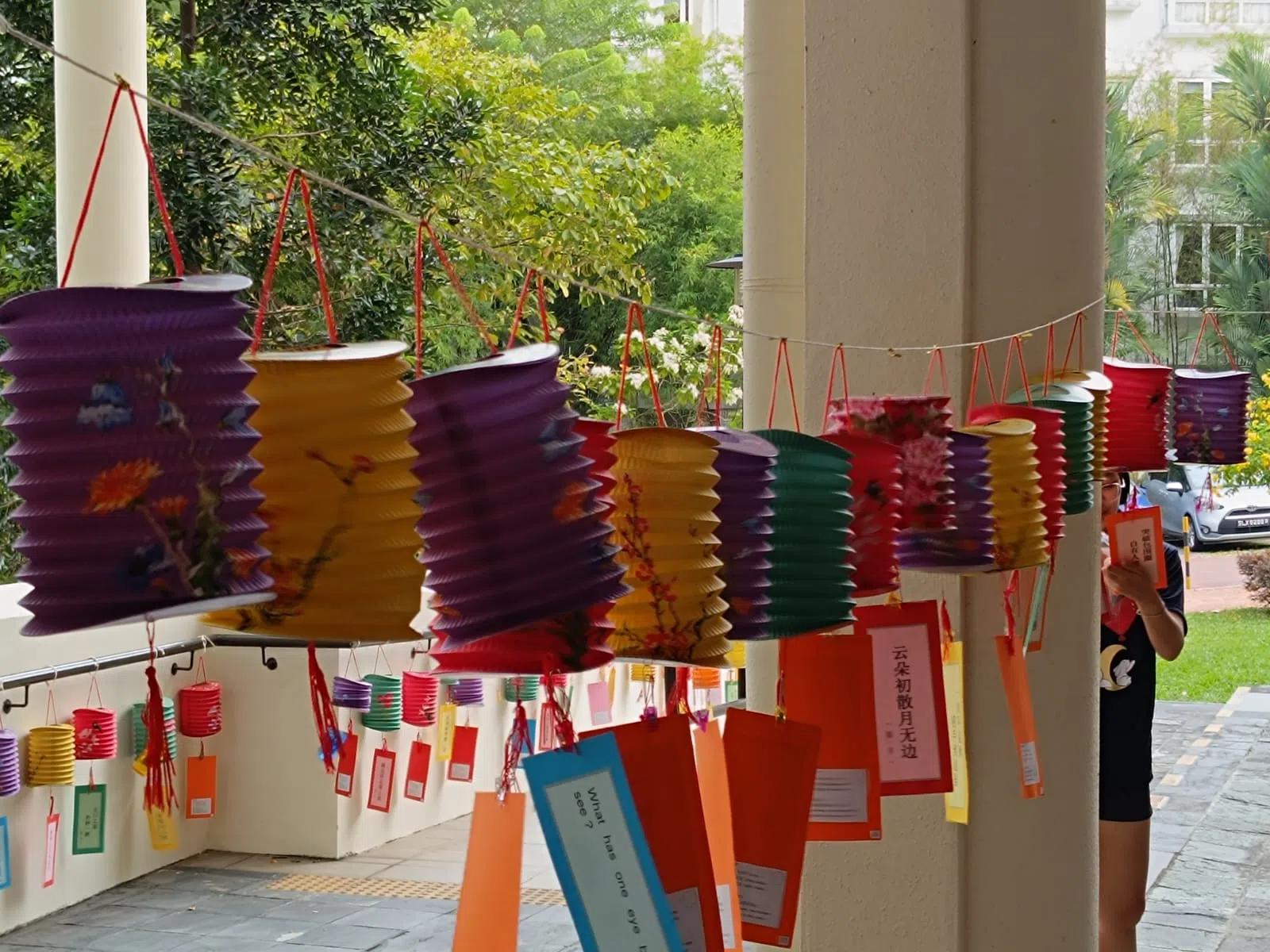 解开谜底是所有灯谜爱好者最开心的时刻。（杨培铎摄）