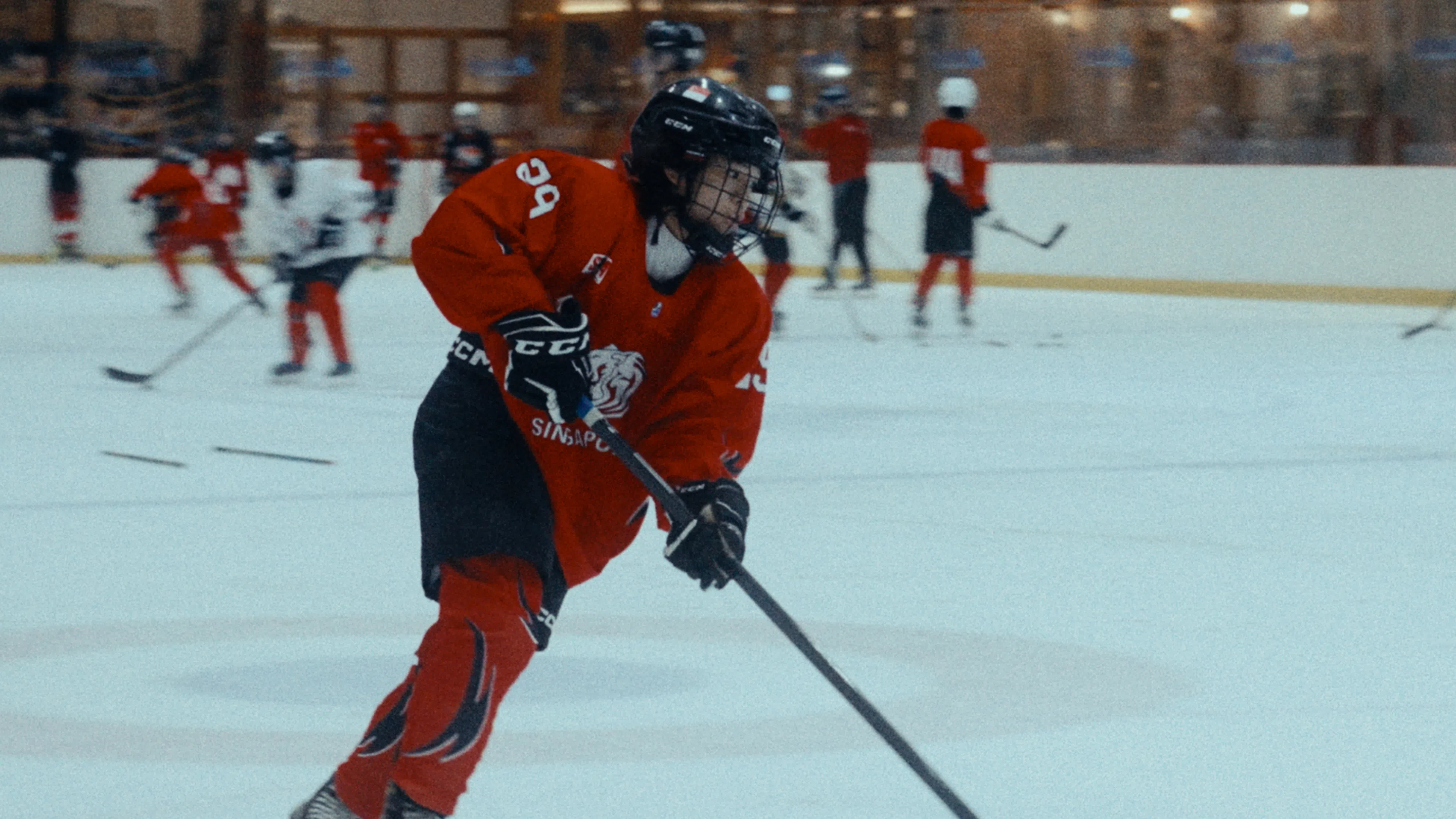 为保持竞争力，国家冰球队将垮堤到新山的滑冰场训练。（视频截图）