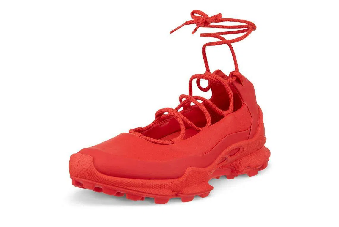 Ecco休闲跑鞋通体鲜艳的大红色泽，让穿者轻易成为人群中的焦点。（品牌提供）