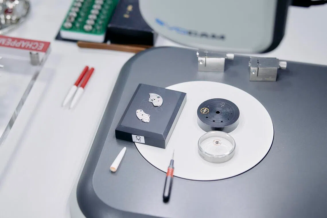 无论是新近购入，还是代代相传的时计，在百达翡丽服务中心都能被打开进入其中，被细心呵护。（百达翡丽提供）