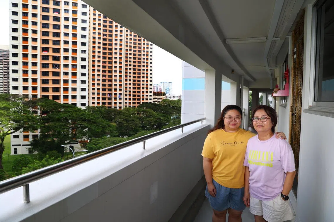 35岁的康冬玉（左）和妈妈翁美艳，各自都从新房屋政策下受益。（林明顺摄）