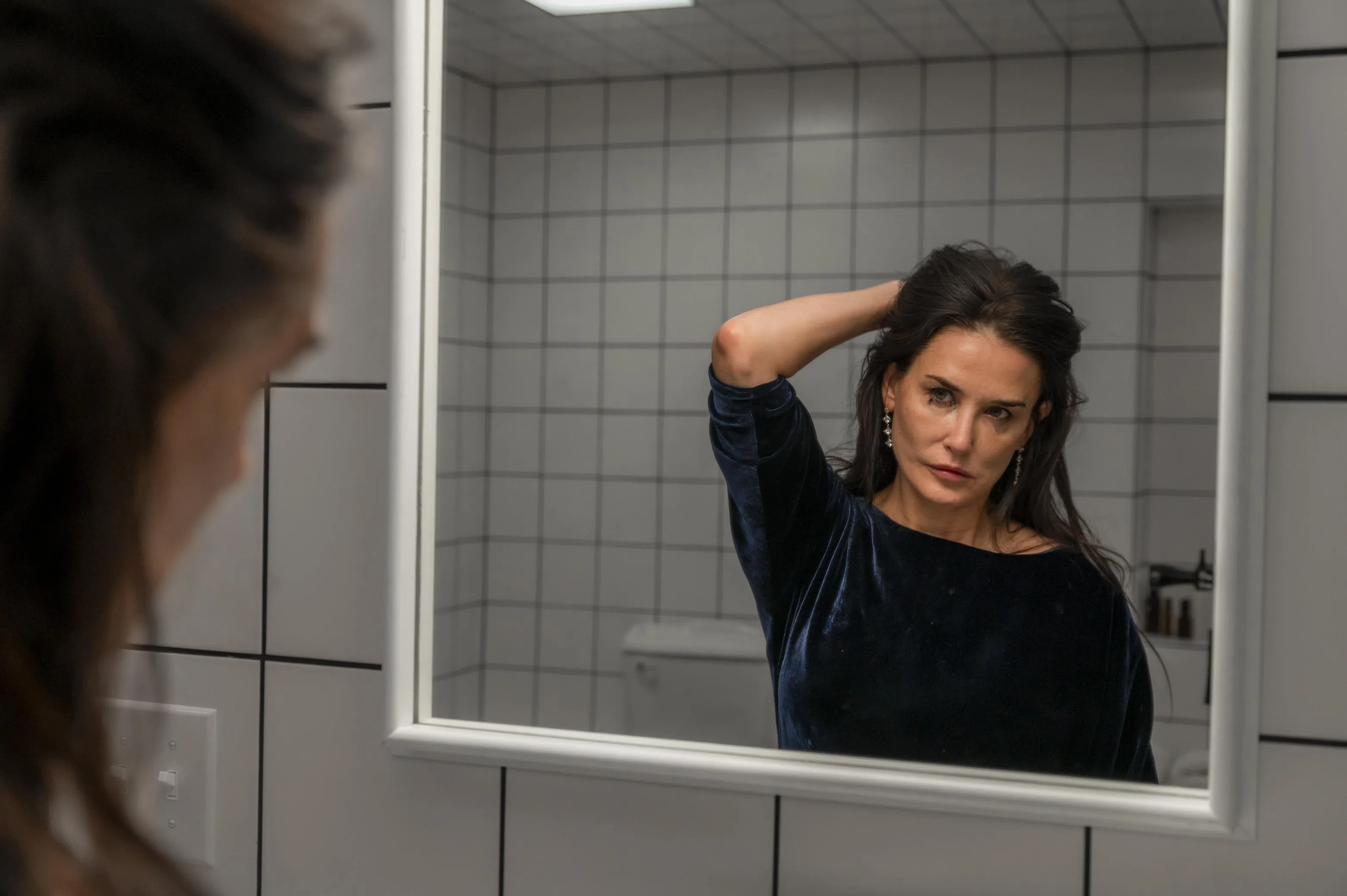 Demi Moore（狄美摩亚）曾陷整容风波，出演《完美物质》亦真亦假添看头。（创艺电影提供）