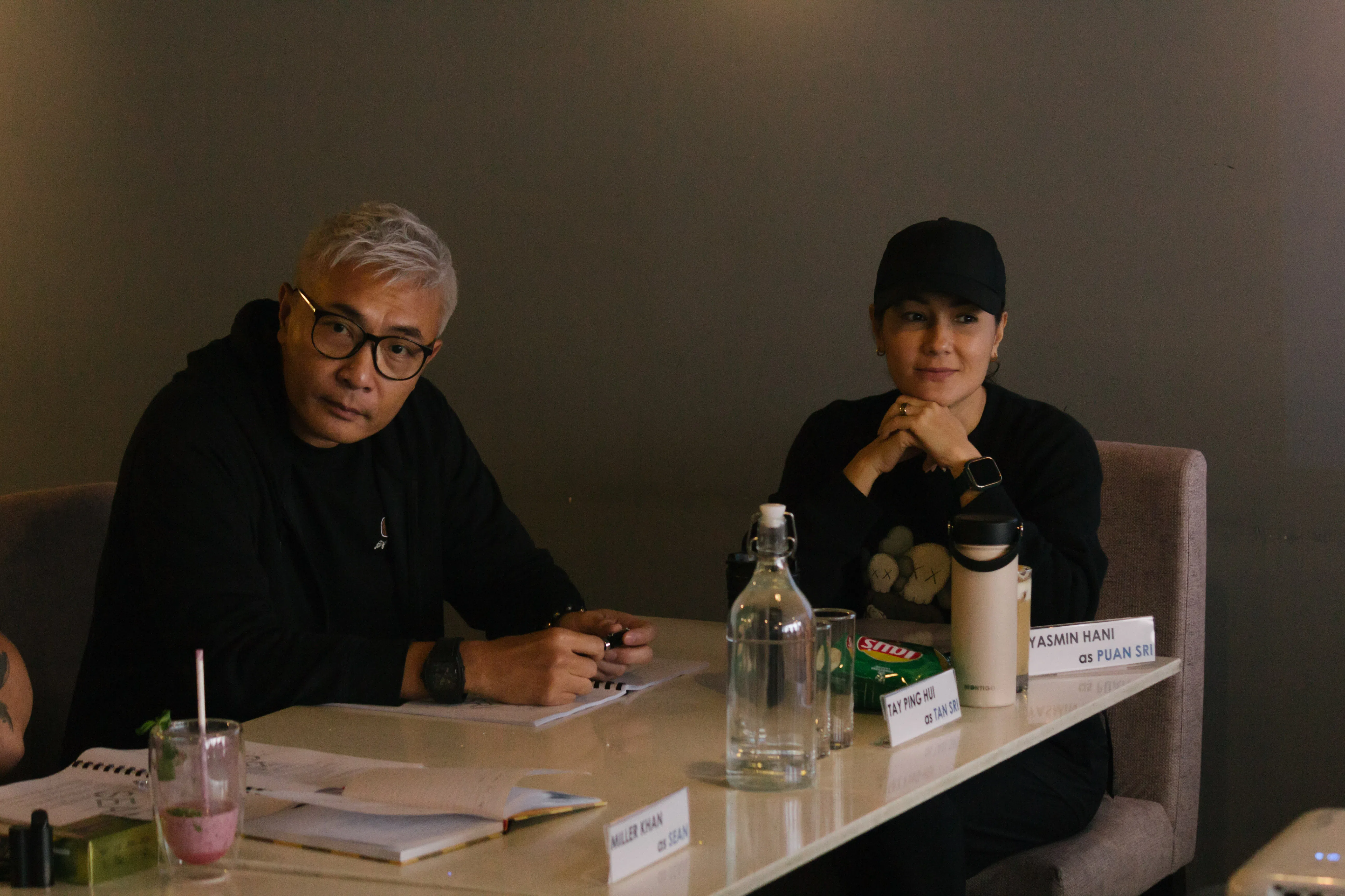 郑斌辉（左）出席《抢劫魔法》读本会，身边是马来西亚演员Yasmin Hani。（Clover Films提供）