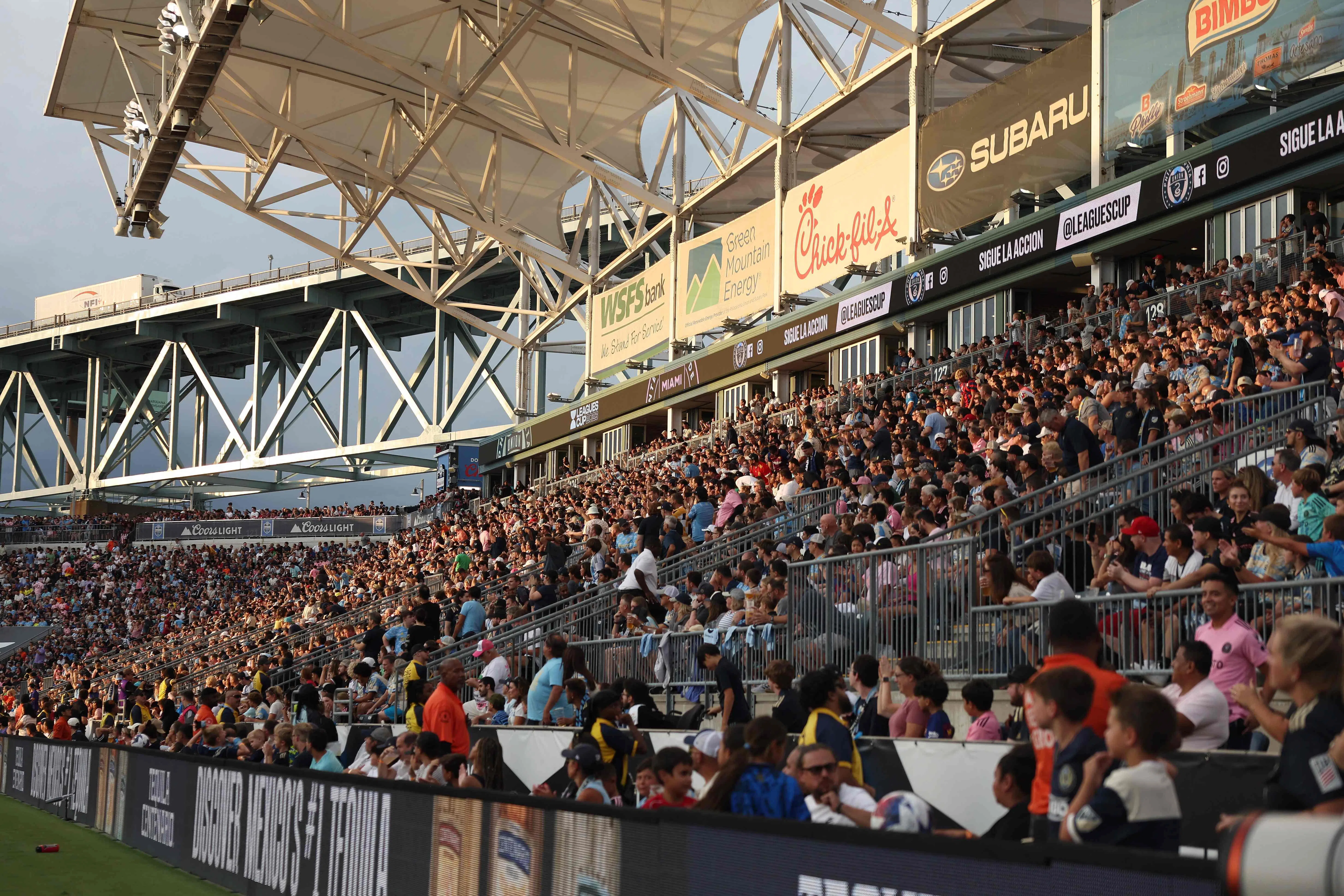 在梅西的魅力下，观众席座无虚席。（法新社）