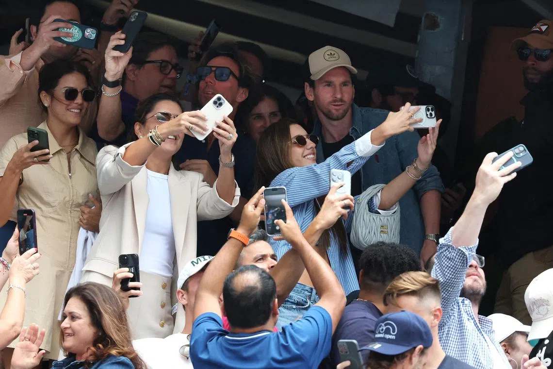 梅西现身迈阿密公开赛赛场引轰动，许多人纷纷和他合照。（法新社）
