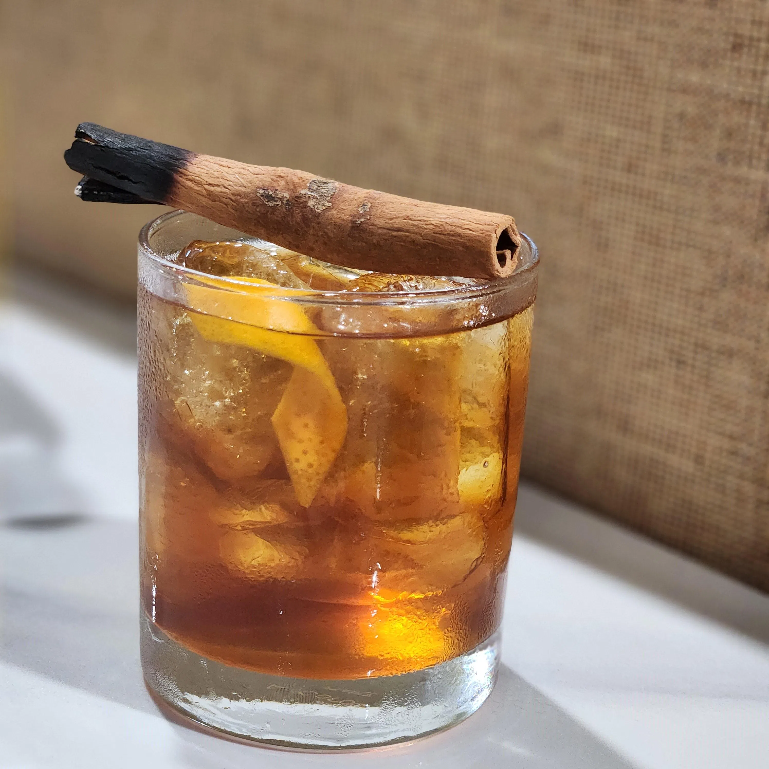 朗姆酒加椰糖的鸡尾酒，还可闻闻桂皮香。（陈爱薇摄）