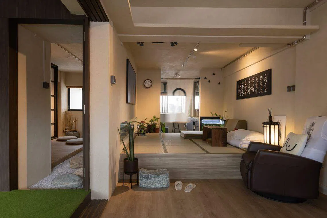 这个单位在设计上充满美学，屋里的每个空间都通过转角在视觉上或空间上连接到起来。（PI Architects）