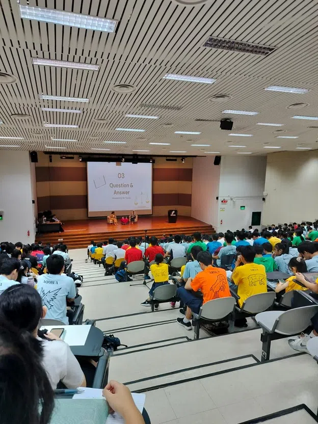 学生边仔细聆听演讲边做笔记。（作者提供）