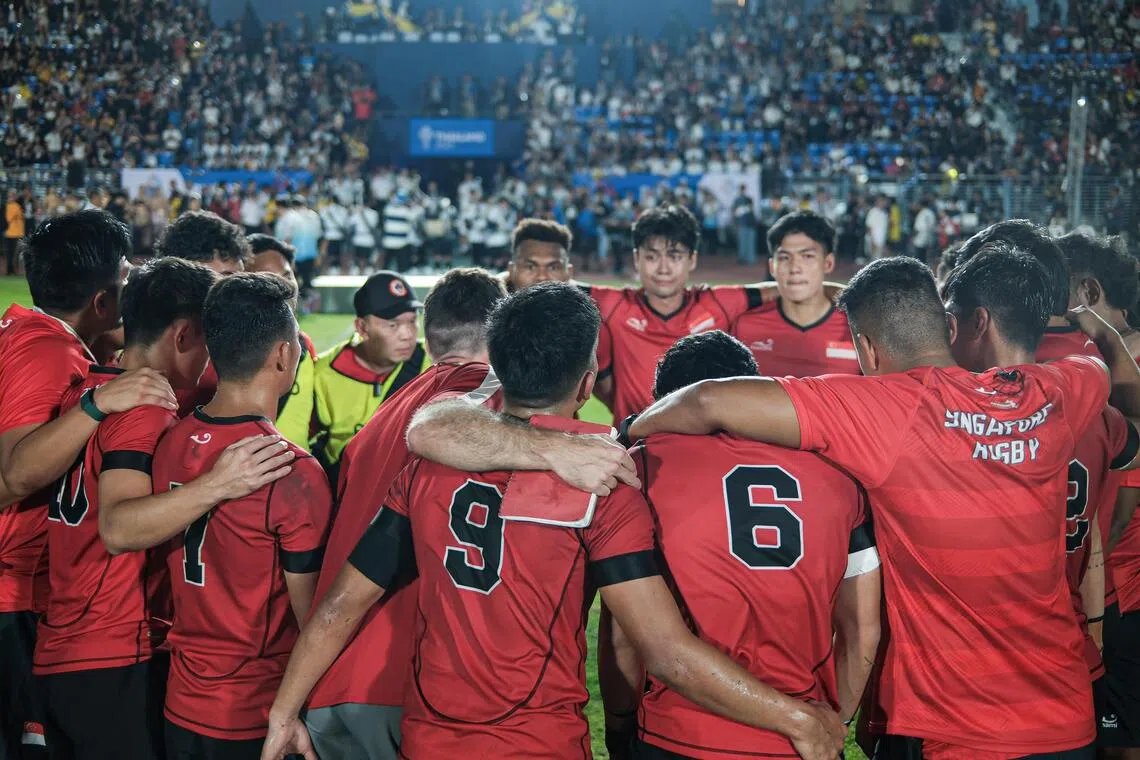 曼谷皇家泰国空军体育场坐满了主场球迷，我国男子橄榄球队并未屈服于压力，表现十分顽强。（卓舒畅摄）