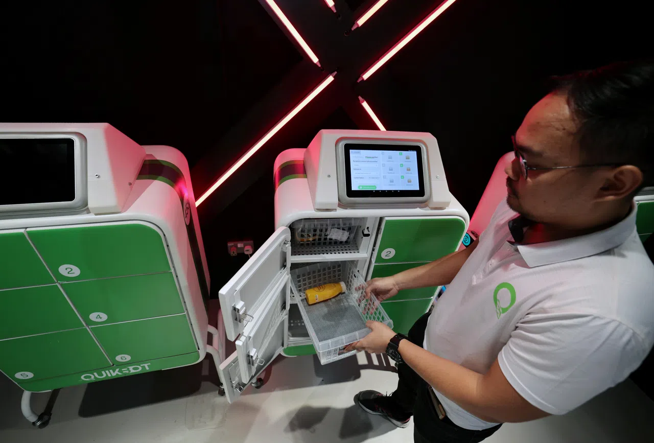 工作人员在滨海中心地铁站的Hive 2.0内，把顾客订购的物品放到智能柜里。（梁麒麟摄）