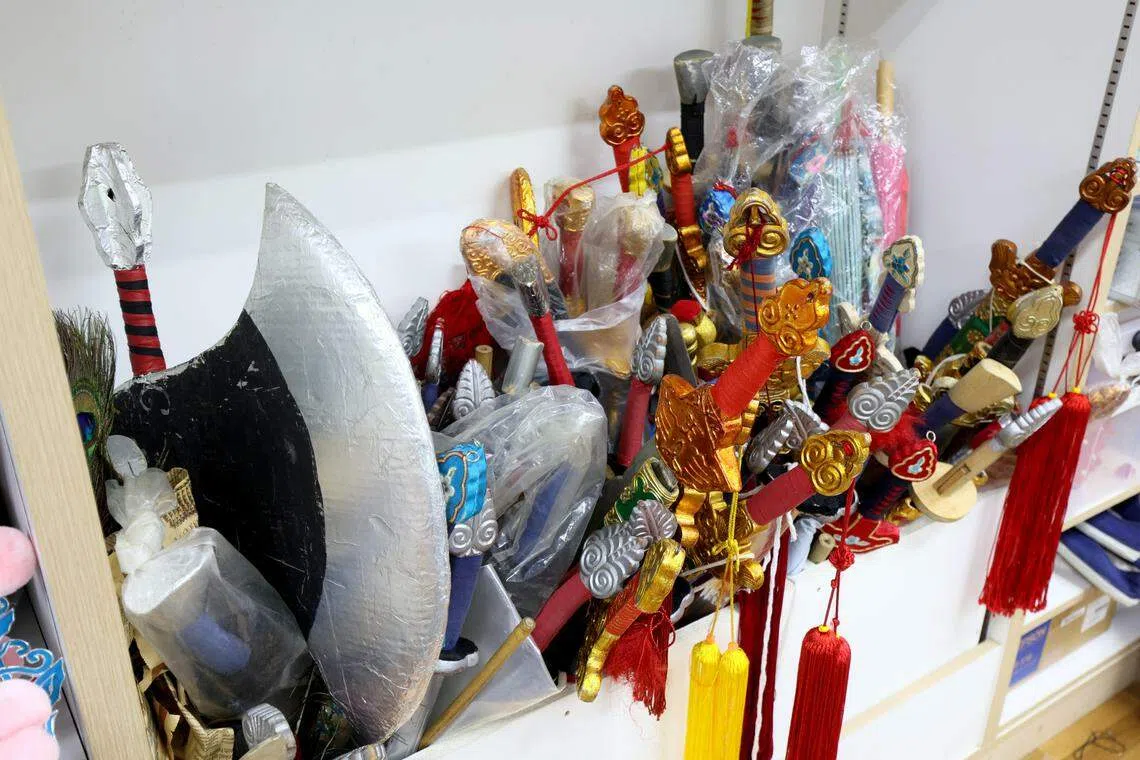 传统艺术中心里丰富多样的道具，总令小学员们流连忘返。（龙国雄摄）